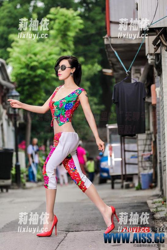 白日丝想家——爱丝私拍里的“无聊午后”，看我如何在沙发上扭屁股！
