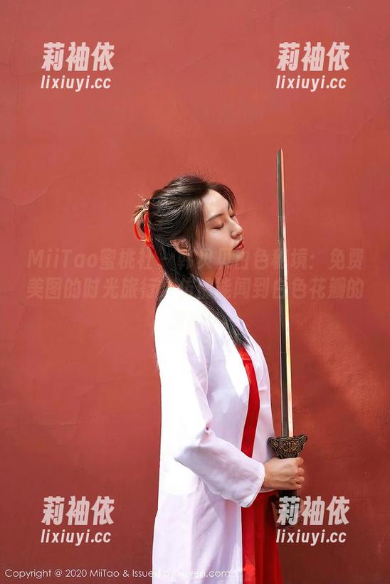 MiiTao蜜桃社 - 韩贝贝白色秘境：免费美图的时光旅行，仿佛能闻到白色花瓣的清香。