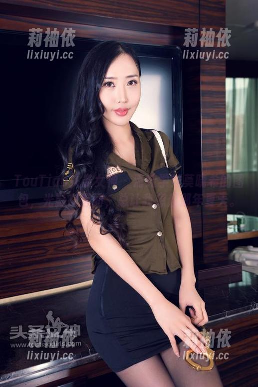 TouTiao头条女神 - 清纯学妹莫晓希的图包，光影交错间，总让我想起那年夏天。