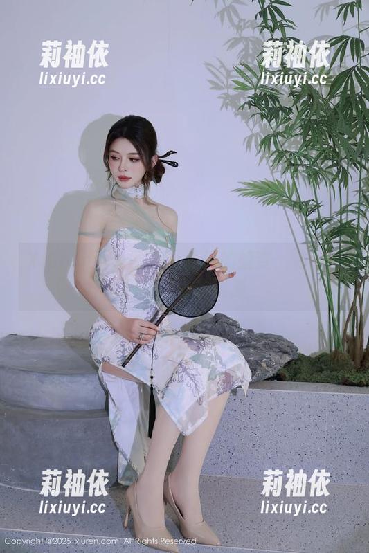 Xiuren秀人网 - 小逗逗的蜕变：私房图包中的灰丝诱惑