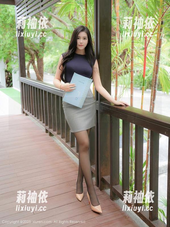 Xiuren秀人网 - 欧阳若依浴缸美图揭秘：水中的幽默感，随时来一瓶！