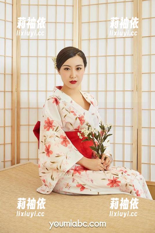 YouMi尤蜜荟 - 卓娅祺在泳池里的全套写真：阳光、浓情、还有点小奢华