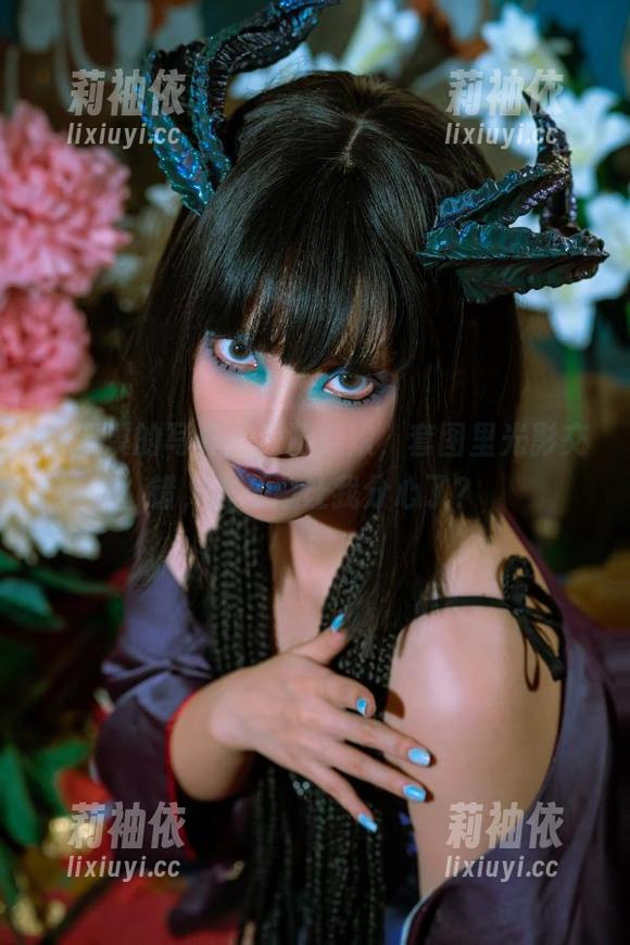 云溪溪的写真：深渊舞娘，套图里光影交错，怎么总让我分心了？