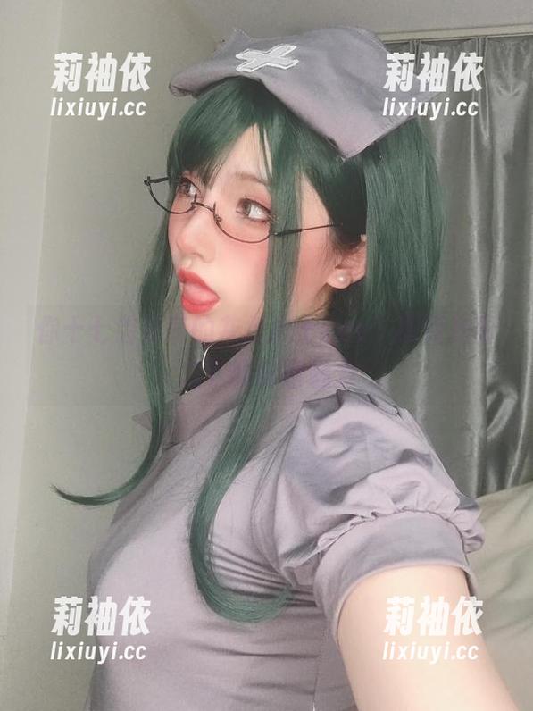 你十七鸽分享的灰色护士Cos，探索光影之下的秘密魅力