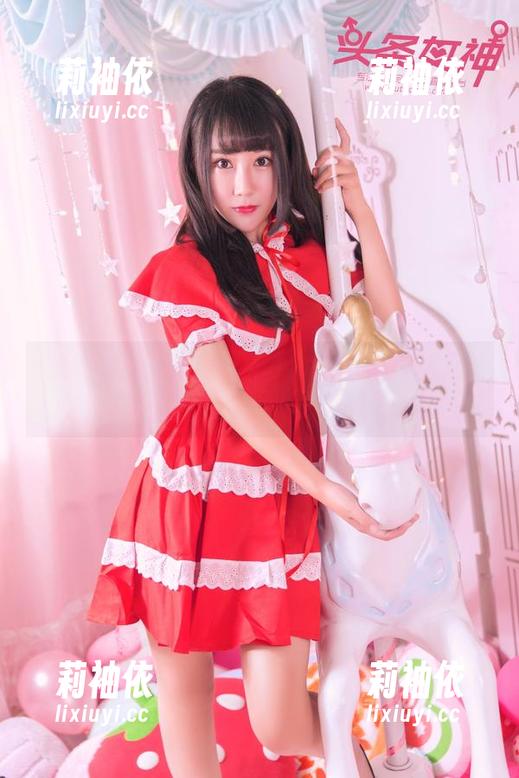 头条女神 - 谁能抵挡高萌萌的制服魅力？高清壁纸来袭！