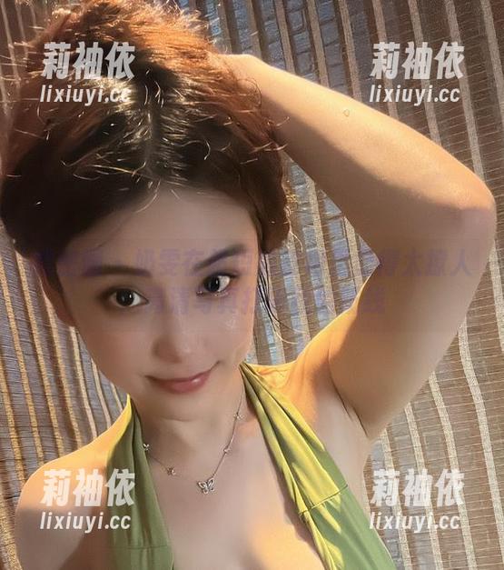 微密圈 - 奶雯在超短黑皮裙里显得太撩人：高清写真打破我的防线