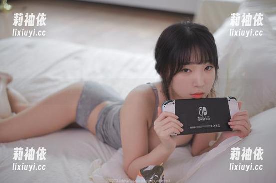 姜仁卿(강인경)的白衬衫：照片上闪烁的光影，竟然让人如此心动。