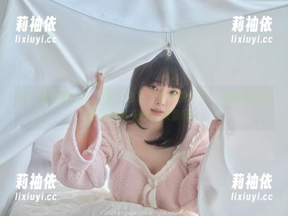 看！姜仁卿(강인경)穿上白色比基尼的样子：难道她是从海里走出来的美人鱼吗？
