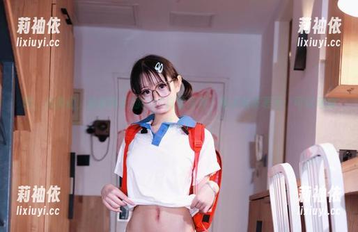 嘿，兄弟们，幼水铃衣的COS资源来袭，电子女友表示：可以考虑换人！