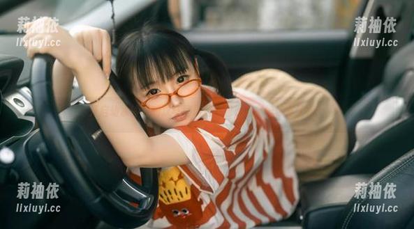 开启幼水铃衣的双马尾精选图包，准备好惊喜了吗？
