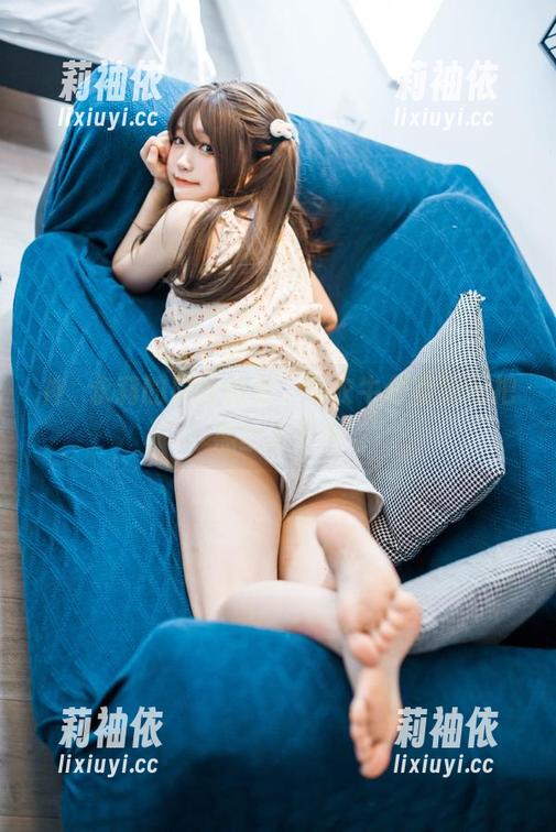 神沢永莉 神沢永莉的原图魅力,毛衣牛仔裙如何把黑丝比下去