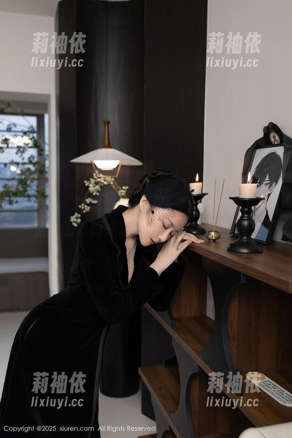 秀人网 - 图集里的每一张原图，MOON嘉依女王真的是这样打动我的心的吗？