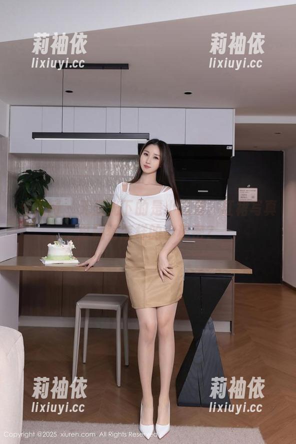 秀人网 - 无圣光下的是小逗逗，红裙写真里藏着怎样的小秘密？