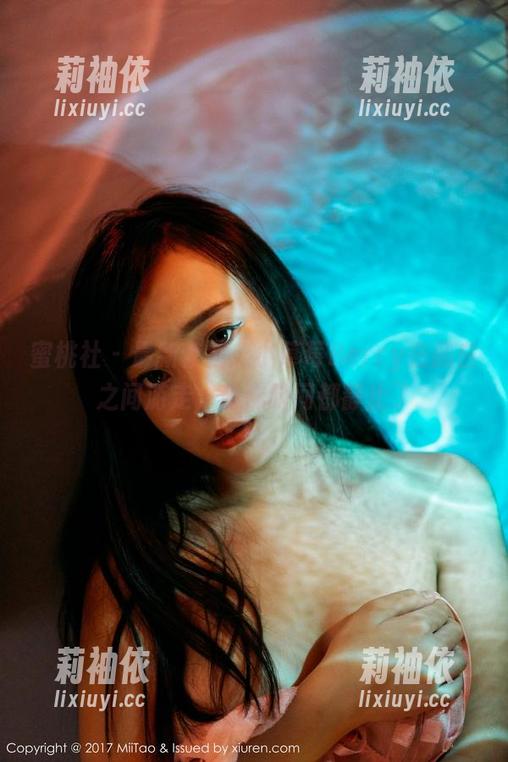 蜜桃社 - 最新套图：小草莓Berry在黑白之间游走，仿佛时间都静止了