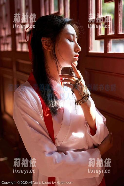 蜜桃社 - 李颖诗的惊艳写真：当秘书也能这么撩人！