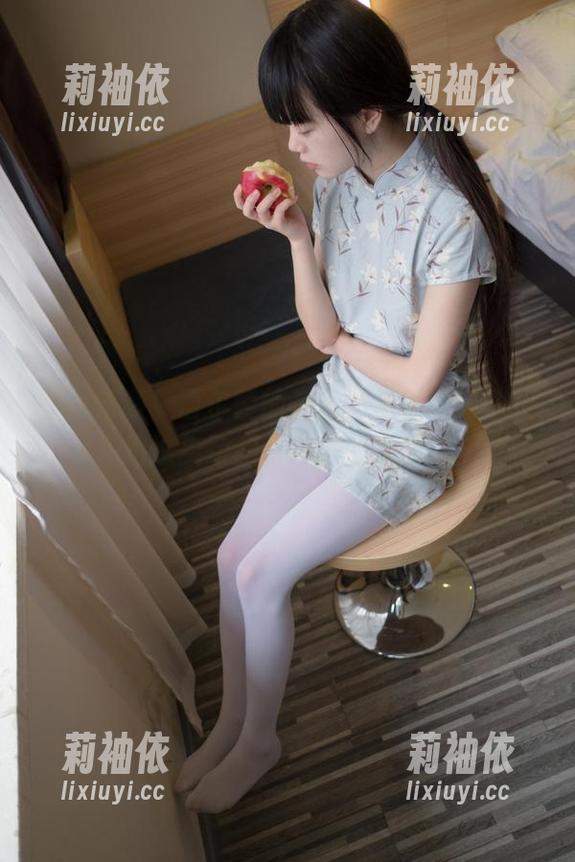 图片来袭！西尔酱的白色吊带袜，谁能拒绝这免费超薄背心的诱惑？