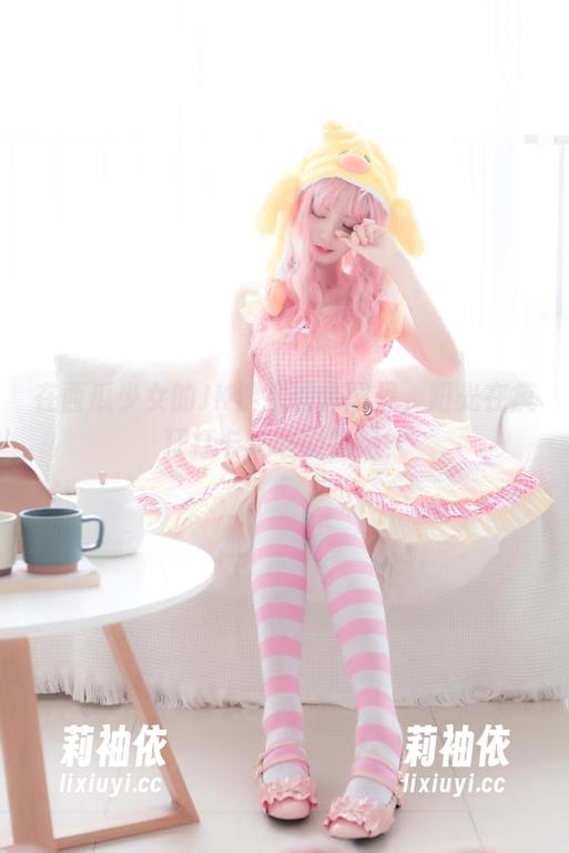 在西瓜少女的JK学生服套图里，阳光在疯狂打卡，谁能拒绝？