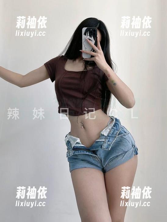 微密圈 - 裙子里的秘密：陈佩奇的黑胶格子裙作品集分享，解锁时尚新姿势！