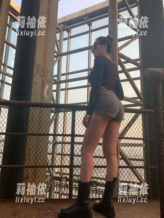 微密圈 - 在陈佩奇的免费图册中，享受绿纱油亮肉丝带来的微妙诱惑，太好玩了！