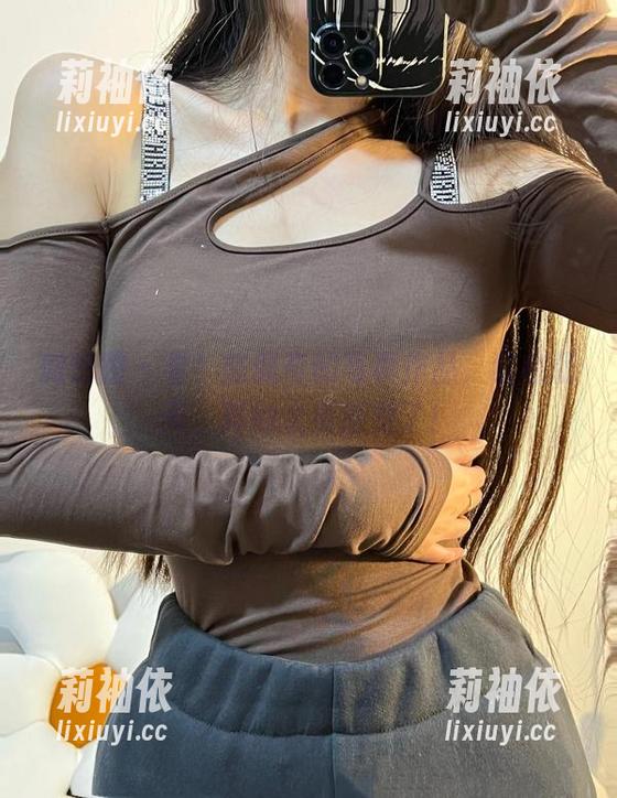 微密圈 - 看！陈佩奇的写真作品，红底朝天，真的太有感觉了！