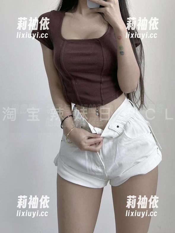 微密圈 - 学霸与美妞的对决！看看陈佩奇的教室写真你会选谁？