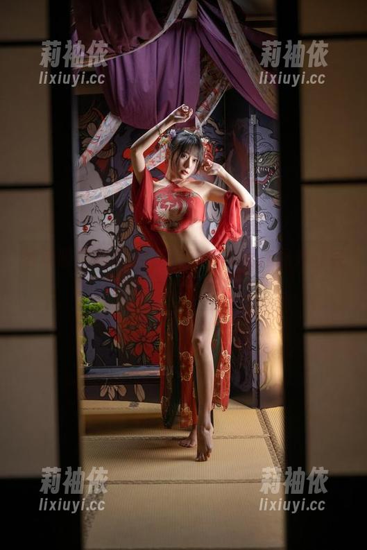 香草喵露露OL自拍狂欢：高清作品集，会议室也能出大片！