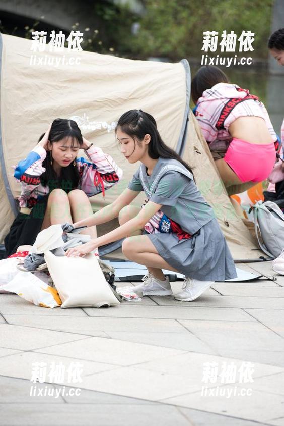 魔镜街拍 - 免费资源大放送，婷婷的肉丝圣诞美人在寒风中绽放，快来更新你的收藏！