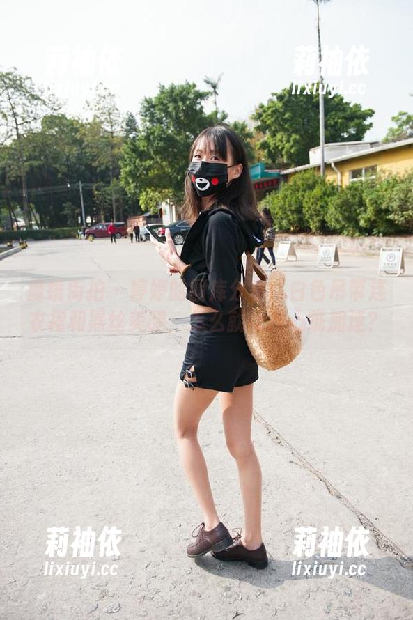 魔镜街拍 - 婷婷的图库分享：白色吊带连衣裙和黑丝美腿，怎么就让我心跳加速？