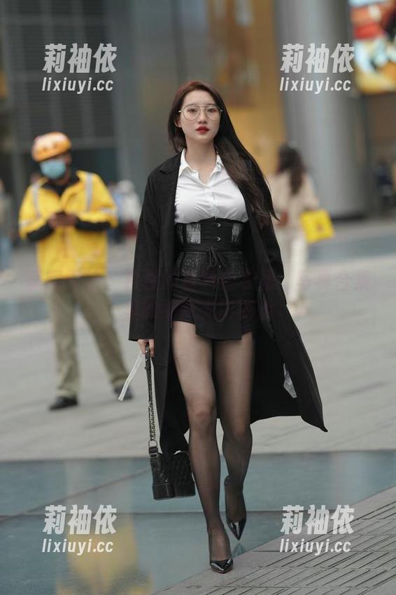 魔镜街拍 - 楼楼的白色连衣裙：写真合集里的细腻光影游戏