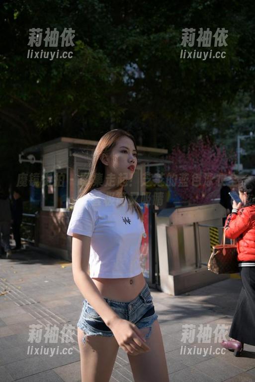 魔镜街拍 - 图集走起！芝芝的蓝色泳衣全套极简又吸睛