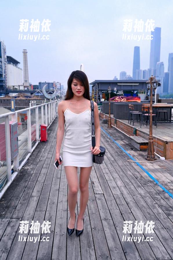 高清魔镜街拍合集：黑丝毛呢格子裙，快来见证裙子如何耍心机！
